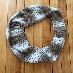 NWT Francesca’s Collections Faux Fur Scarf